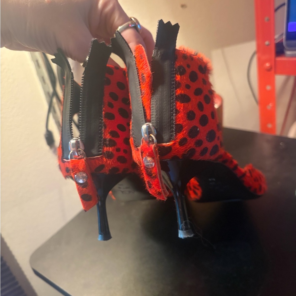 AGL Red Orange and Black Polka Dot Pony Hair Kitten Heels Size 39 - Picture 3 of 8